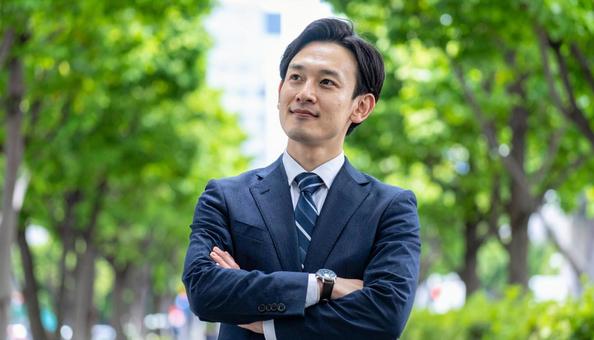 腕組みをするビジネスパーソン 腕組みをするビジネスパーソンの写真