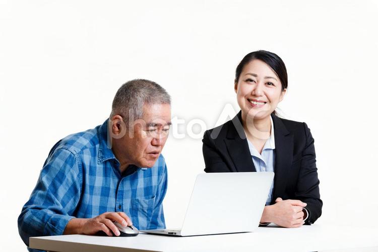 高齢者男性とパソコン教室 おじいさん,女性,パソコンの写真素材