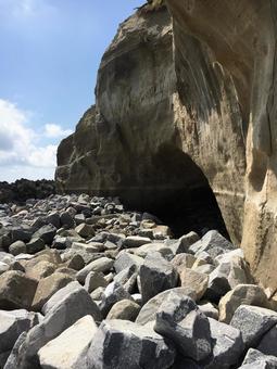 晴れの日の岩の洞窟 晴れの日の岩の洞窟 岩肌,自然,風景の写真素材