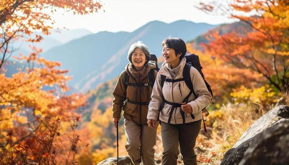 秋の山登りをするミドル女性二人 秋の山登りをするミドル女性二人の写真