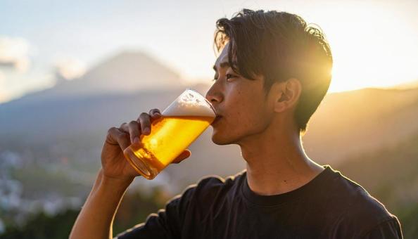 ビールを飲む若い男性のポートレート ビールを飲む若い男性のポートレートの写真