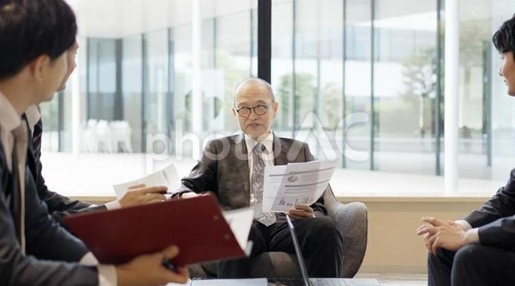 会議をするアジア人経営者 会議,ミーティング,経営者の写真素材
