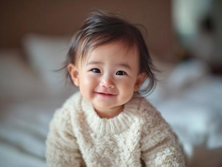 優しい光に包まれた笑顔の赤ちゃんの写真