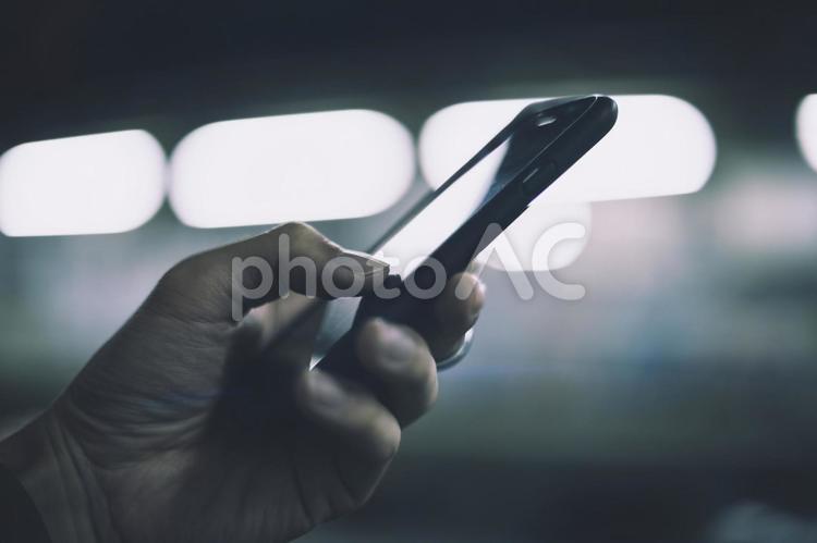 スマホを使用する人 スマホ,ビジネス,ネットビジネスの写真素材