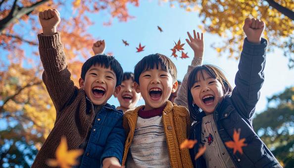 紅葉のなかで遊ぶ子供たち 紅葉のなかで遊ぶ子供たちの写真