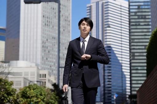 走在辦公區的日本男性商人, JPG 走在辦公區的日本男性商人, JPG