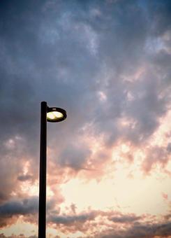 夕暮れ空と街灯 夕暮れ,空,夕焼けの写真素材
