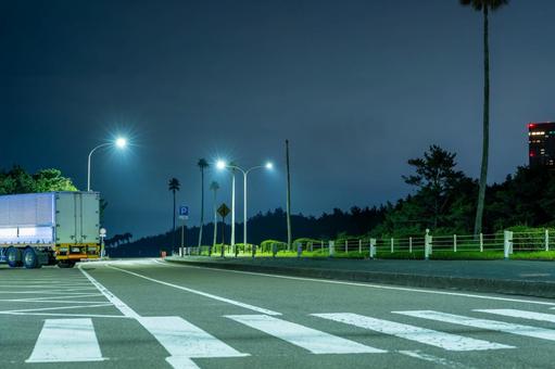 深夜の一ッ葉有料道路(下り)パーキング 深夜の一ッ葉有料道路(下り)パーキング 道路,交通,道の写真素材