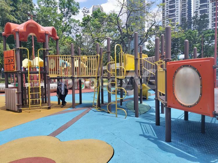 公園の大型複合遊具 klcc,公園,遊具の写真素材