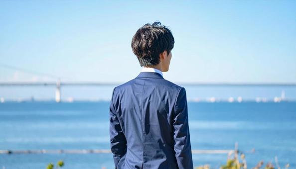 未来を見つめ希望を抱くビジネスマン後ろ姿 未来を見つめ希望を抱くビジネスマン後ろ姿の写真