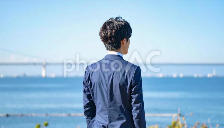 未来を見つめ希望を抱くビジネスマン後ろ姿 ビジネスマン,後ろ姿,希望の写真素材