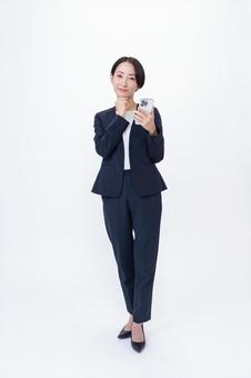 スマホを持ち考える女性 スマホを持ち考える女性 会社員,営業,キャリアの写真素材
