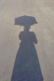影 日傘の女性 影 日傘の女性の写真
