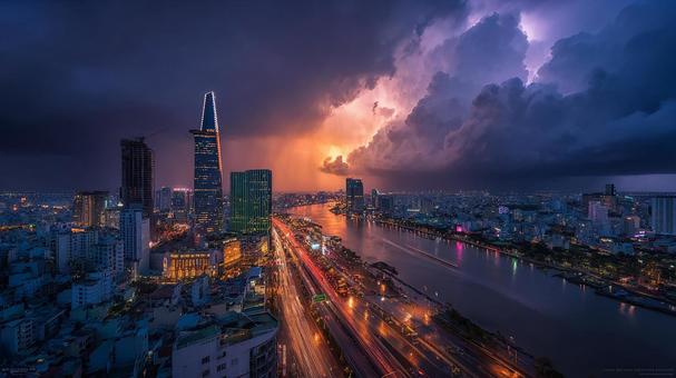 川面に映る光と稲妻の都市夜景 川面に映る光と稲妻の都市夜景の写真