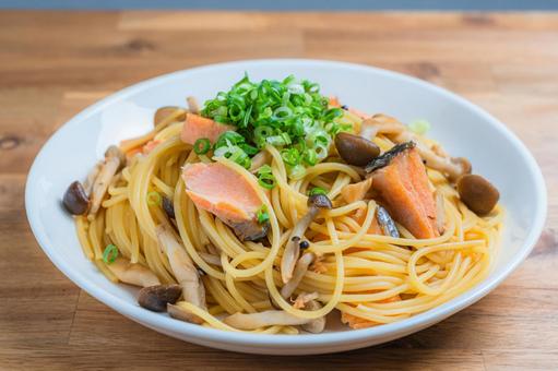 鮭ときのこのパスタ 鮭ときのこのパスタ 鮭,パスタ,麺料理の写真素材