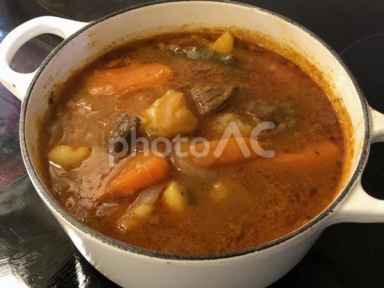 コトコト煮込んだ具だくさんシチュー シチュー,晩御飯,ごはんの写真素材