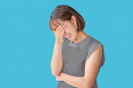 悩む女性 落ち込み,困惑,ストレスの写真素材