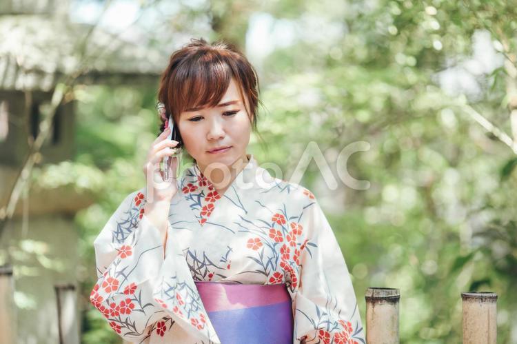 スマホを持つ浴衣姿の女性 浴衣,女性,怒るの写真素材