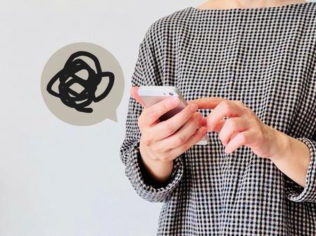 既読スルーされてモヤモヤする女性 既読スルーされてモヤモヤする女性 スマホ,女性,モヤモヤの写真素材