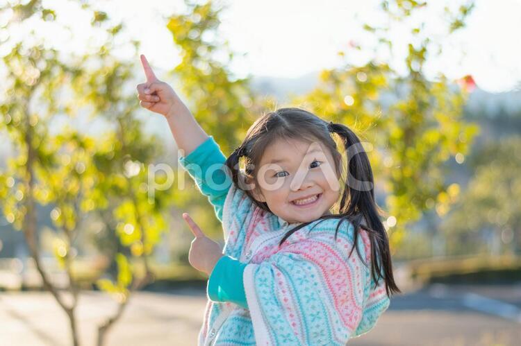 指をさす子供 子供,笑顔,指をさすの写真素材