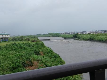 線状降水帯発生で増水する川~橋の上から 線状降水帯発生で増水する川~橋の上から 川,増水,小郡市の写真素材