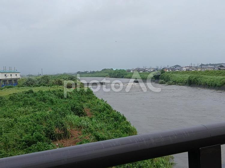 線状降水帯発生で増水する川～橋の上から 川,増水,小郡市の写真素材