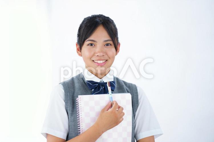 ノートを抱える笑顔の女子生徒 塾,人物,女の子の写真素材