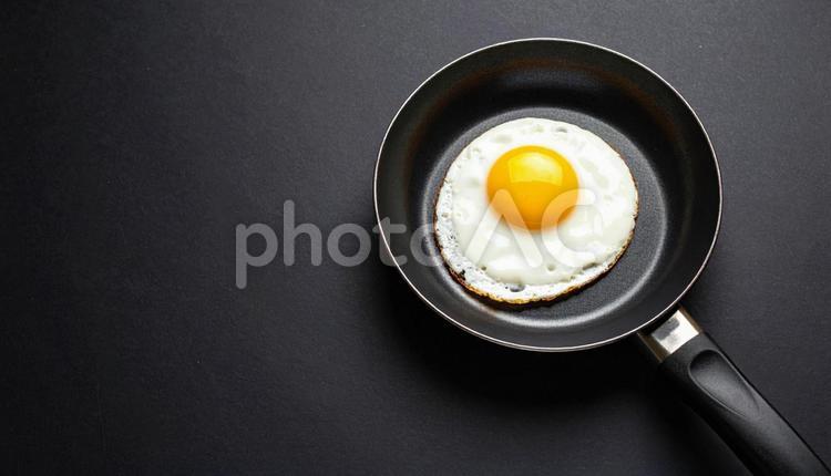 フライパンの上の目玉焼き 目玉焼き,フライパン,背景画像の写真素材