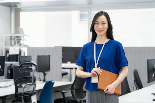 オフィスカジュアルの若い女性エンジニア オフィスカジュアルの若い女性エンジニアの写真