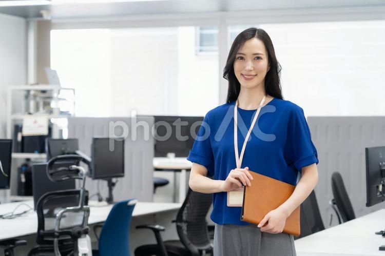 オフィスカジュアルの若い女性エンジニア ビジネス,エンジニア,女性の写真素材
