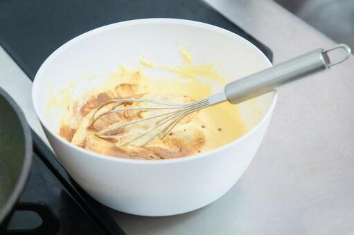 お菓子作り お菓子作り,ケーキ,泡立て器の写真素材