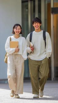 大学で笑顔が輝く二人 大学で笑顔が輝く二人の写真