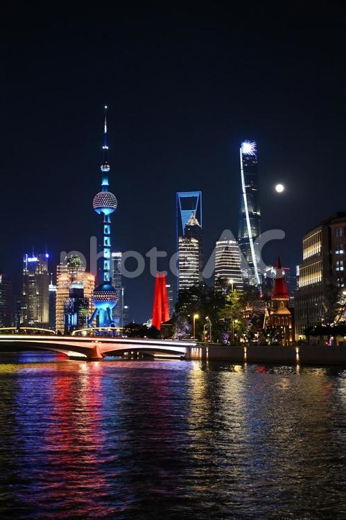 上海夜景・蘇州河から眺める東方明珠 上海,夜景,外灘の写真素材