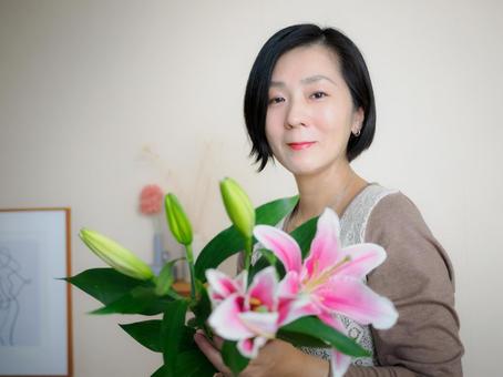 36:ゆりの花と微笑む女性 36:ゆりの花と微笑む女性 花,ゆり,丁寧な暮らしの写真素材