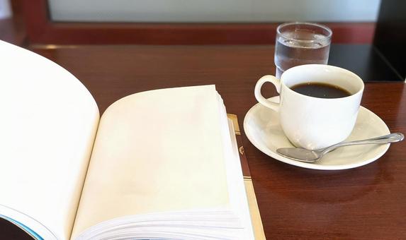 カフェで楽しむ読書とコーヒー カフェで楽しむ読書とコーヒー カフェ,喫茶店,コーヒーの写真素材
