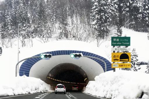 関越トンネルの入り口 関越トンネル,関越道,タイヤ規制の写真素材