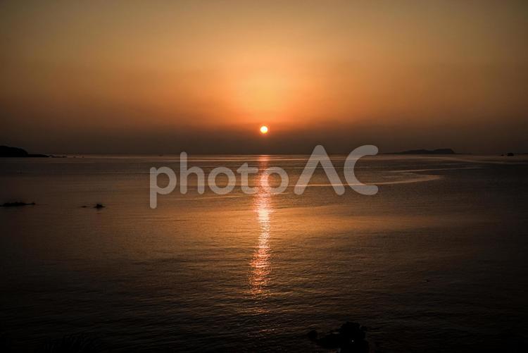 ★＜夜明けの五島＞鐙瀬溶岩海岸の日の出 夜明けの風景,日の出の風景,夕方の風景の写真素材