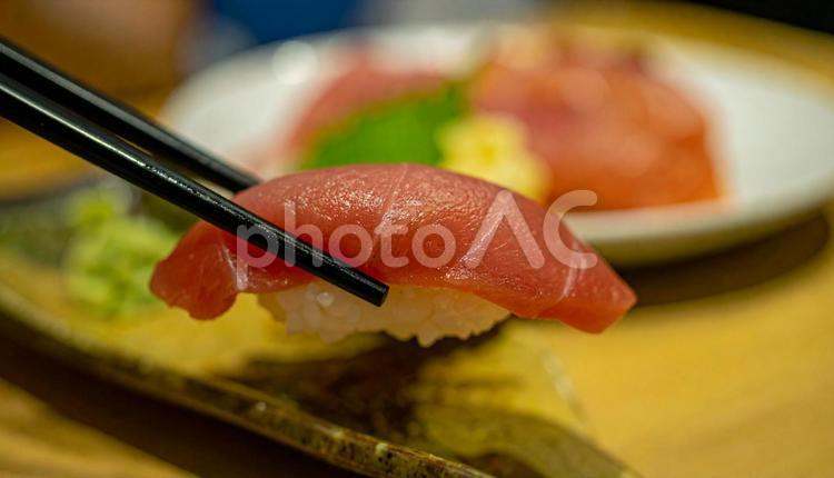 マグロ寿司を箸でつまむ 寿司,握り,握り寿司の写真素材