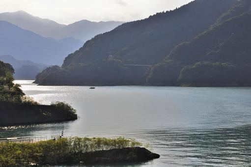 静寂に包まれた宮ヶ瀬湖と光芒 静寂に包まれた宮ヶ瀬湖と光芒 宮ヶ瀬湖,宮ヶ瀬ダム,神奈川県の写真素材
