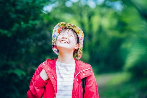 新緑の山を歩く女性  アウトドア,ハイキング,リラックスの写真素材