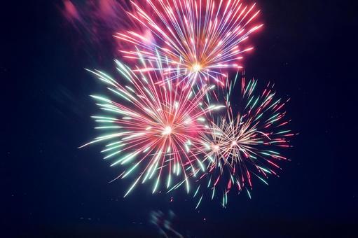 夜空を彩る花火大会 夜空を彩る花火大会の写真