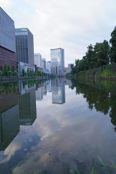 朝のお堀から日比谷通り 朝のお堀から日比谷通り 朝,ビル街,鏡面の写真素材
