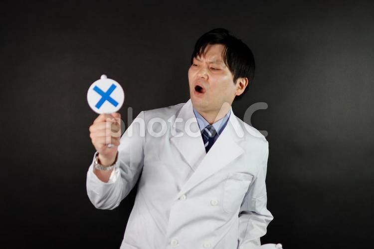 ×マークを持つ男性医師 医師,男性,白衣の写真素材
