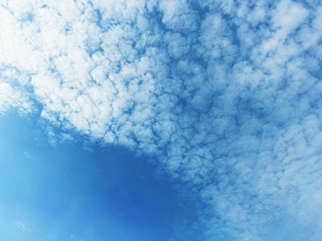 青空とふわふわした雲 青空とふわふわした雲の写真