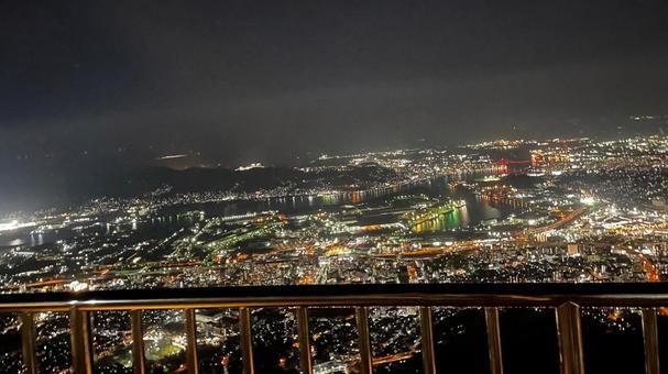 夜の港街にきらめく都市夜景 夜の港街にきらめく都市夜景の写真
