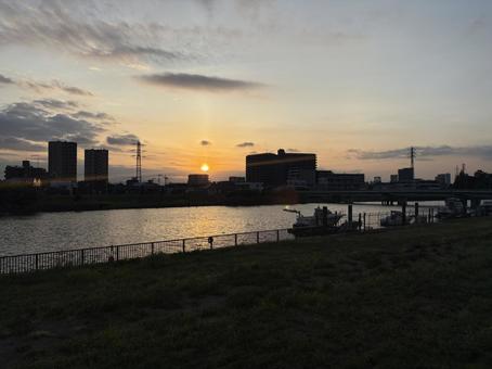 暮れゆく都会の空 暮れゆく都会の空 川,河川,夕景の写真素材