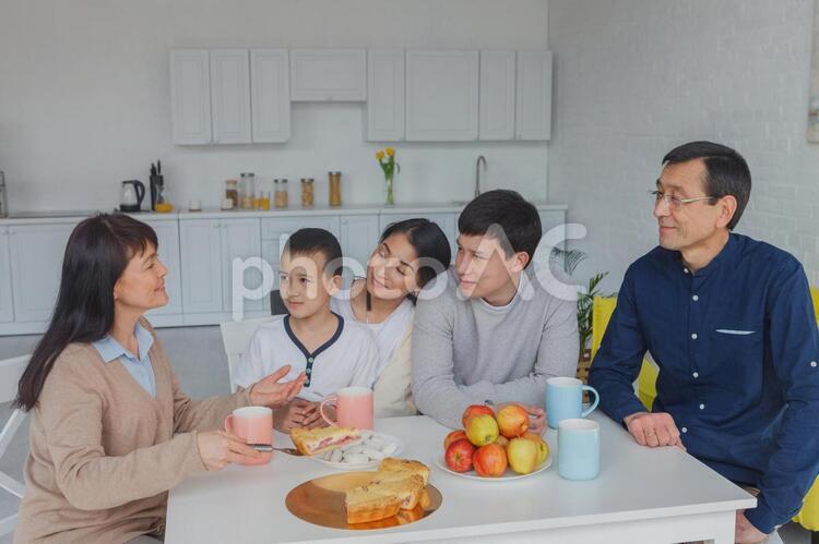 お茶する三世代のアジア人ファミリー6 アジア人,家族,談笑の写真素材