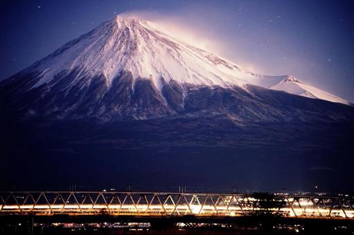 冬の富士山と東海道新幹線 冬の富士山と東海道新幹線 富士山,新幹線,東海道新幹線の写真素材