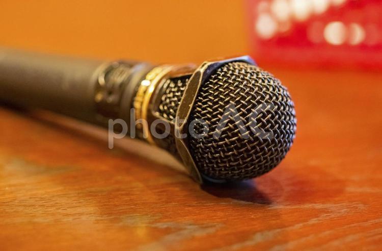 カラオケのマイクとかご 7627 カラオケ,マイク,かごの写真素材