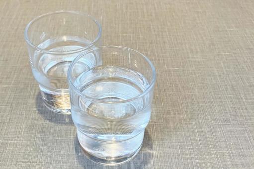 コップの水 コップの水の写真